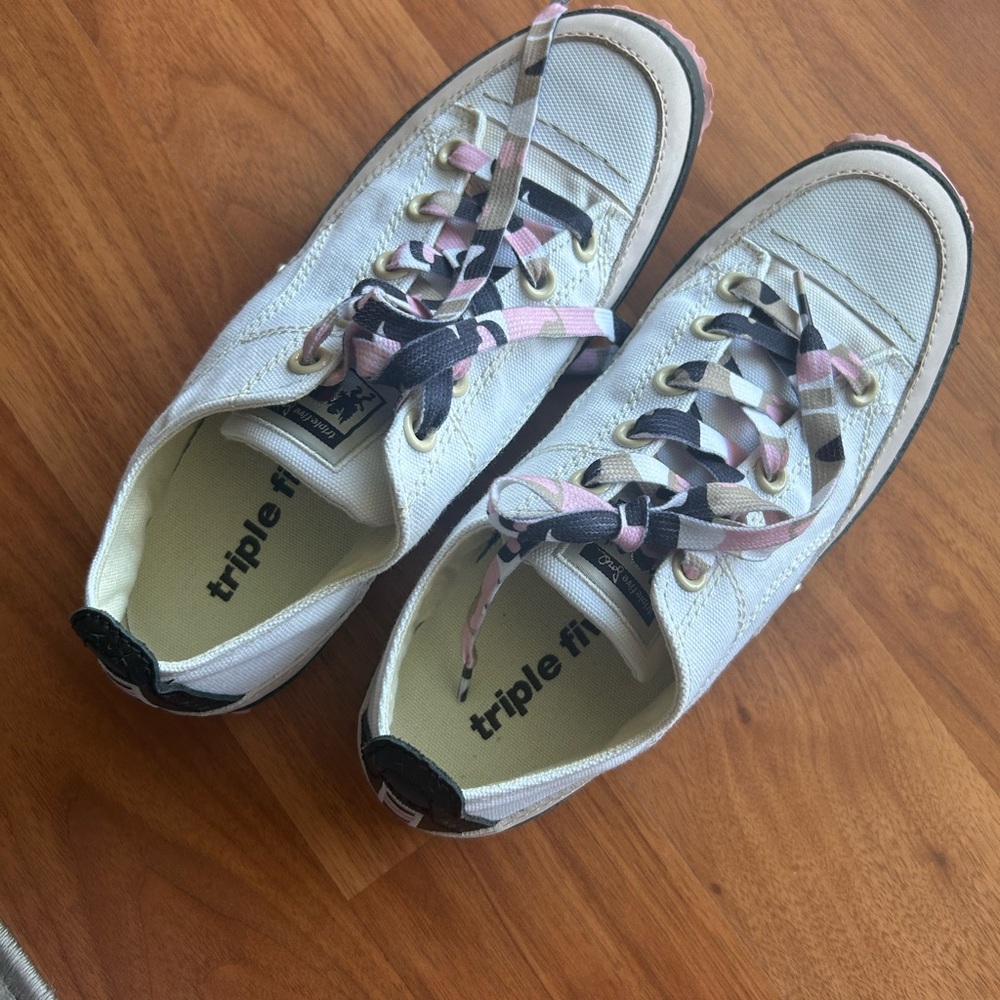NWOB TRIPLE 5 SOUL- White Sneakers with Pink and Black Laces - Picture 5 of 5